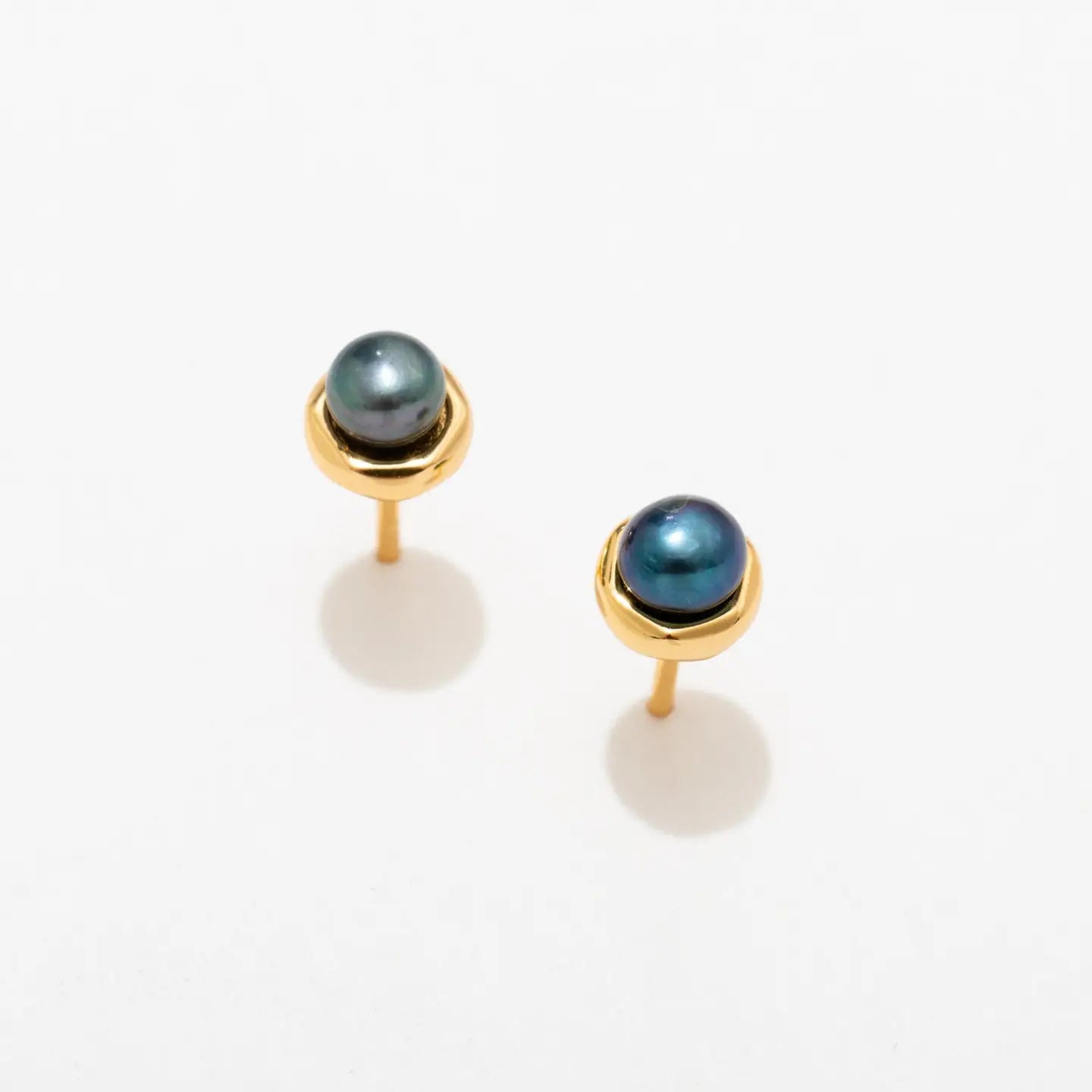 Black Pearl 18k Gold Stud Earrings